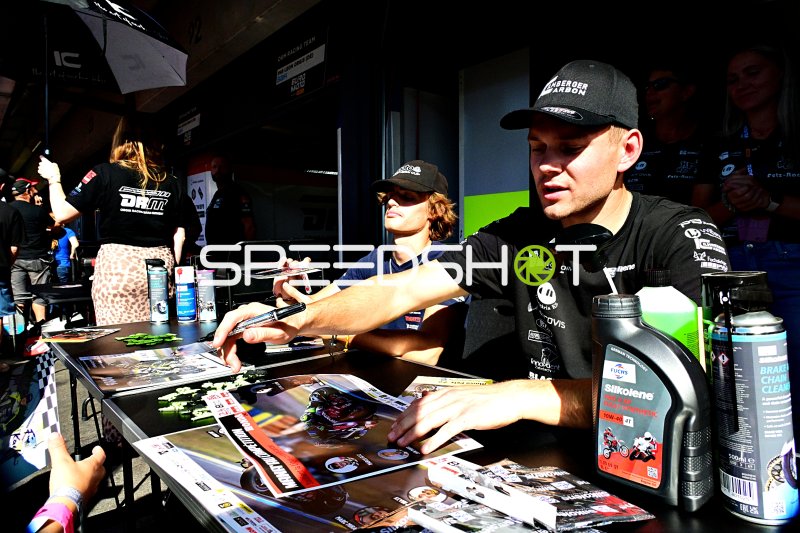 Motorsport-Fahrer signiert Autogramme in der Paddock-Zone auf Hockenheim