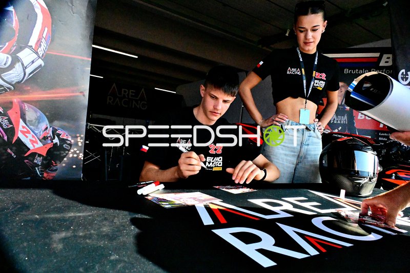 Area Racing Motorsport-Team bei Autogrammstunde in Hockenheim