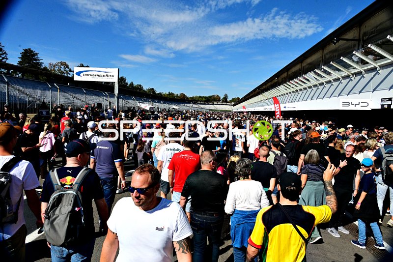 Motorsport-Event auf dem Hockenheimring mit großem Besucherandrang