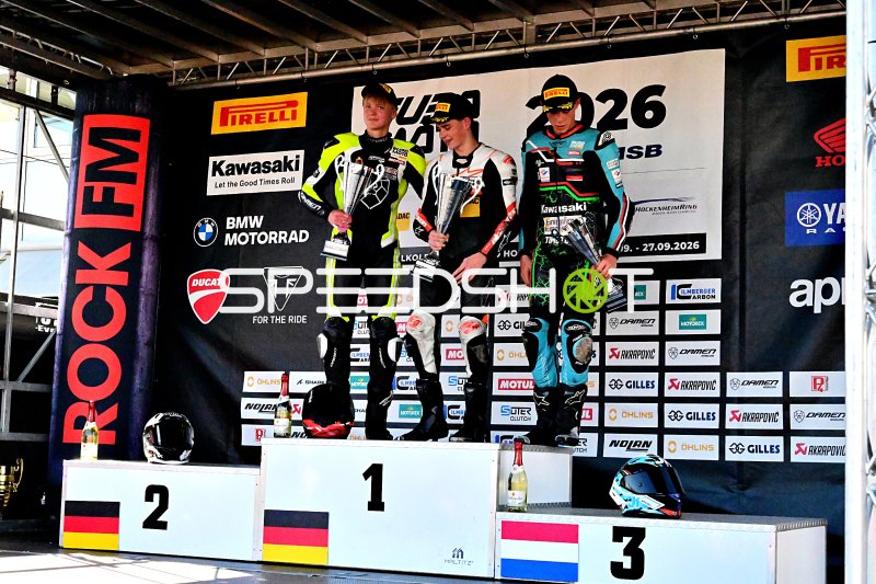 Motorrad-Podium auf dem Hockenheimring: Siegerehrung mit drei Fahrern
