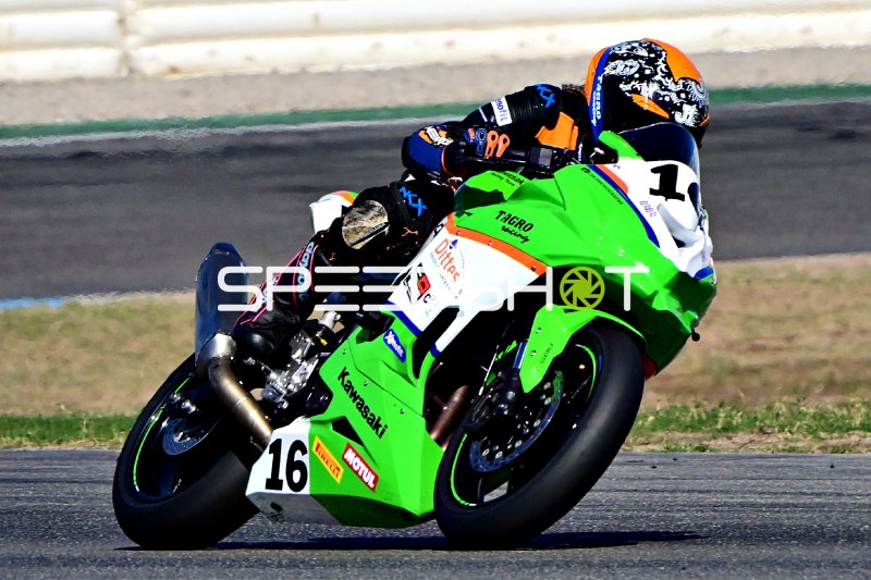Kawasaki Ninja ZX-10R #16 in Schräglage auf der Rennstrecke Hockenheim