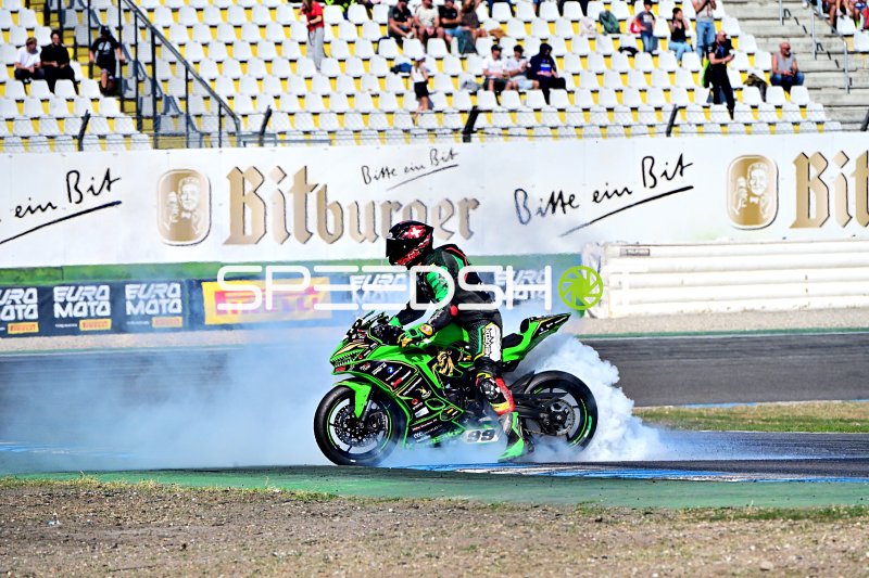 Motorrad-Wheelie mit Reifenqualm auf der Rennstrecke Hockenheim