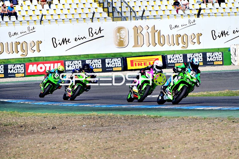 Kawasaki Ninja ZX-10R Supersportler im Rennduell auf dem Hockenheimring