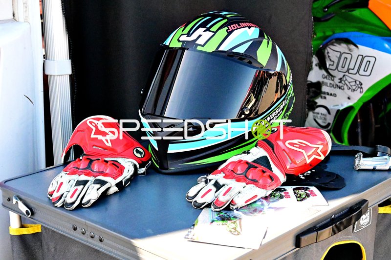 Motorsport-Ausrüstung: Helm und Handschuhe in der Boxengasse