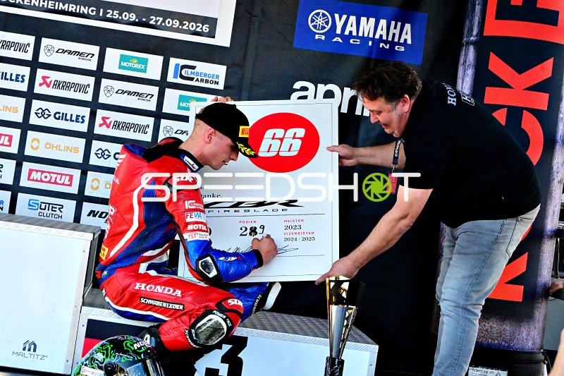 Motorradfahrer auf dem Podium beim Hockenheimring-Event 2026