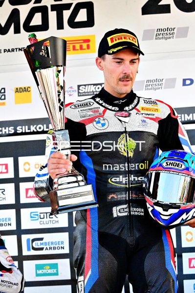 Motorradfahrer mit Pokal auf dem Podium in Hockenheim
