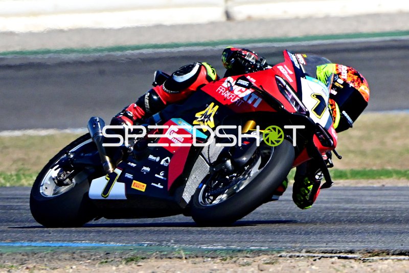 Motorrad-Rennen auf dem Hockenheimring mit dynamischer Verfolgungsszene