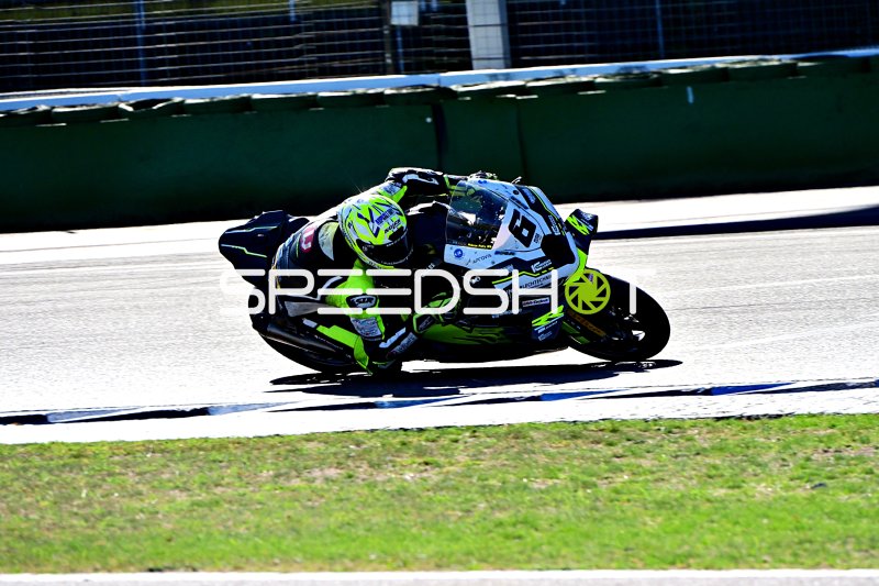 Motorrad in Schräglage auf der Rennstrecke Hockenheim