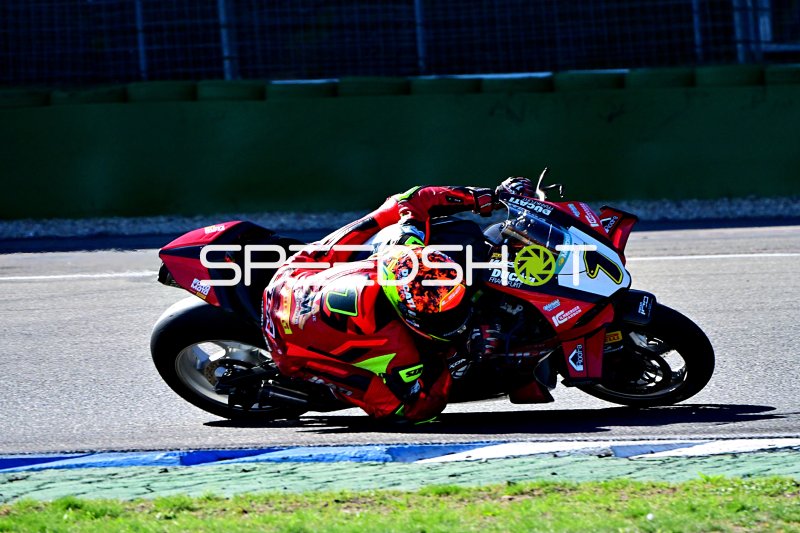 Ducati Motorrad in Schräglage auf der Rennstrecke Hockenheim