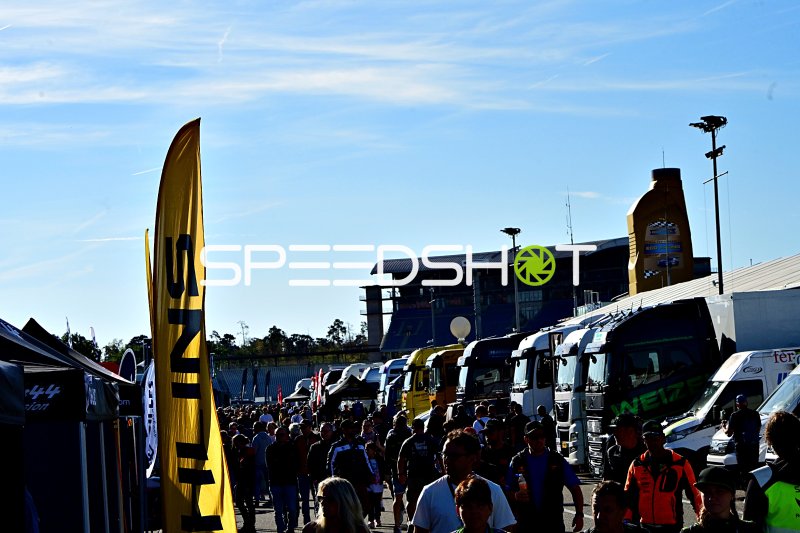 Paddock-Szene auf dem Hockenheimring mit Fans und Hospitality-Fahrzeugen