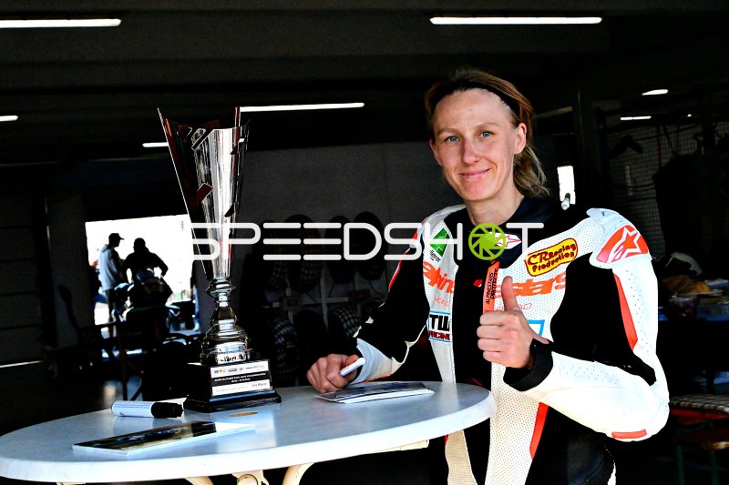 Motorsport-Siegerin mit Pokal in der Siegerehrung