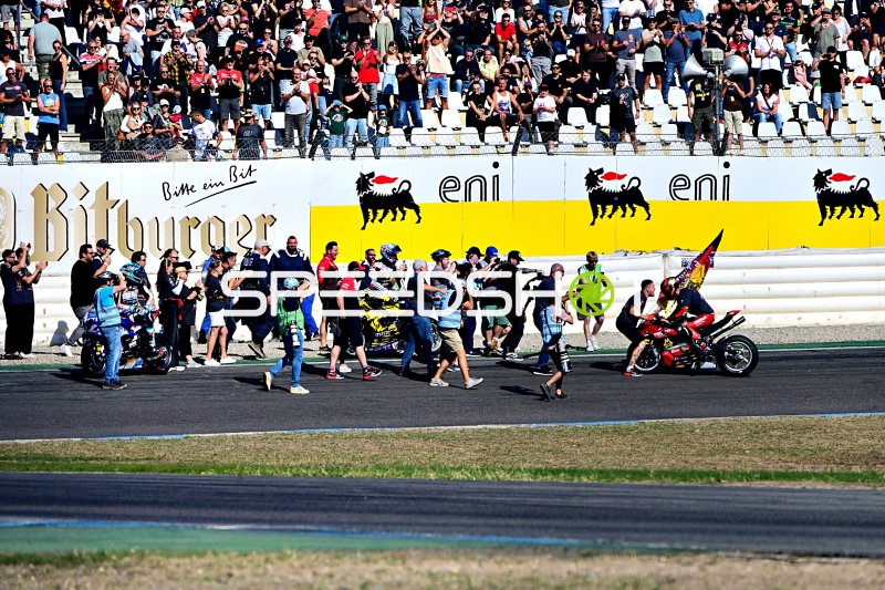 Motorräder in der Boxengasse auf dem Hockenheimring