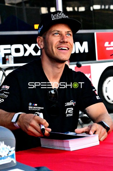 Motorsport-Fahrer bei Autogramm-Session in Hockenheim