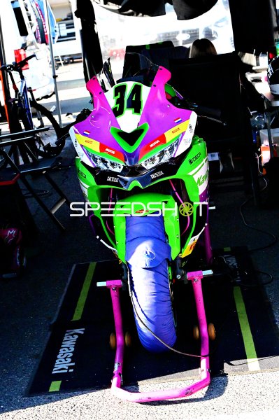Kawasaki Ninja ZX-10R #34 in der Boxengasse auf Hockenheim