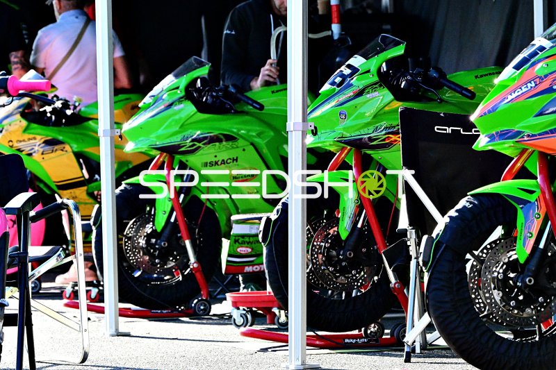 Kawasaki Ninja ZX-10R Motorräder in der Boxengasse auf Hockenheim