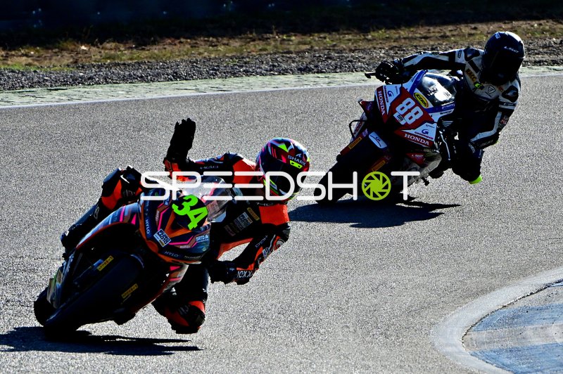Motorrad-Zweikampf auf der Rennstrecke Hockenheim