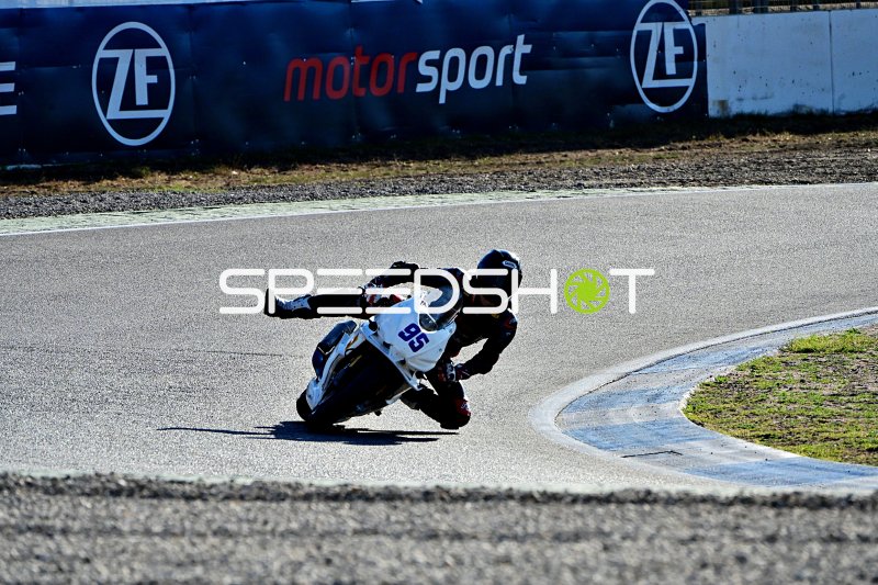 Motorradfahrer #86 in aggressiver Schräglage auf der Rennstrecke Hockenheim