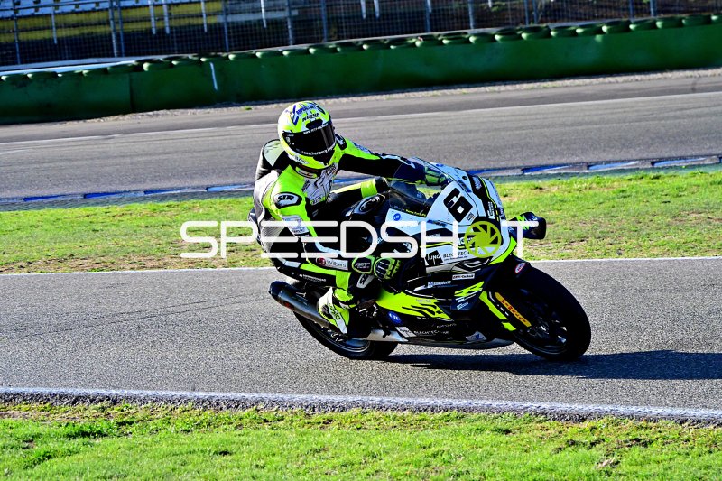 Motorrad #88 in Schräglage auf der Rennstrecke Hockenheim
