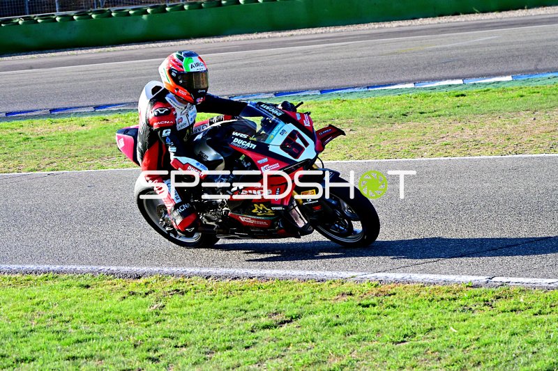 Ducati Superbike #7 in Schräglage auf dem Hockenheimring