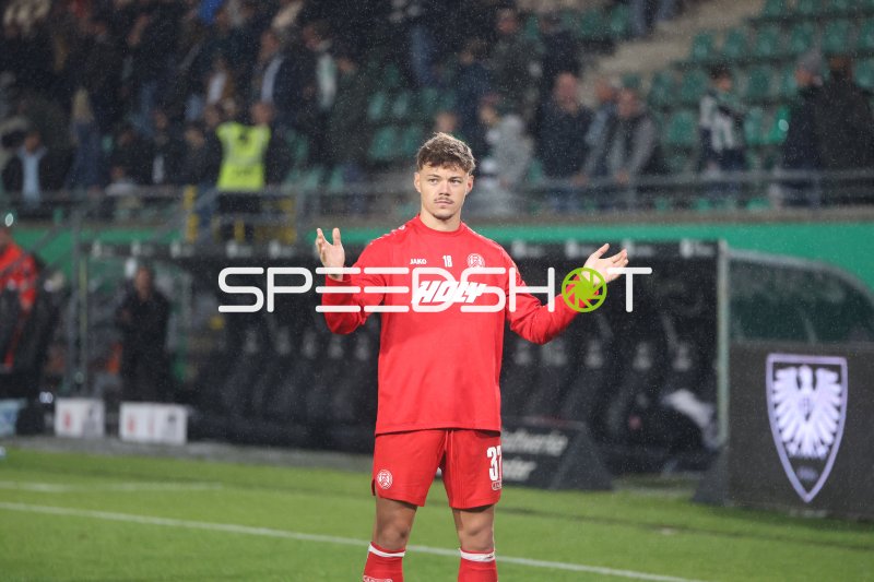 Jannik Hofmann (#18; 1. FC Nürnberg) mit ausgebreiteten Armen im Preußen-Stadion