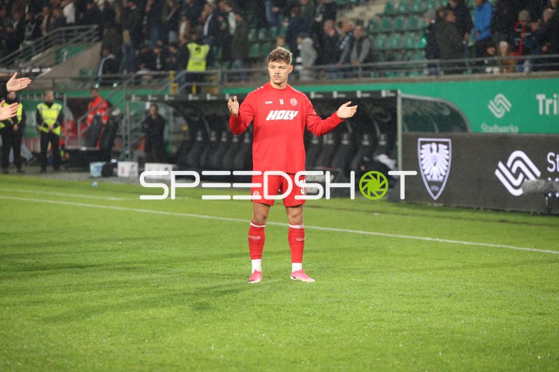 Jannik Hofmann (#43; 1. FC Nürnberg) mit ausgebreiteten Armen im Preußen-Stadion