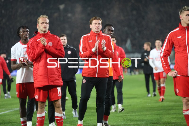 Felix Wienand, Lucas Brumme und James Gnagnon nach dem Spiel im Preußen-Stadion