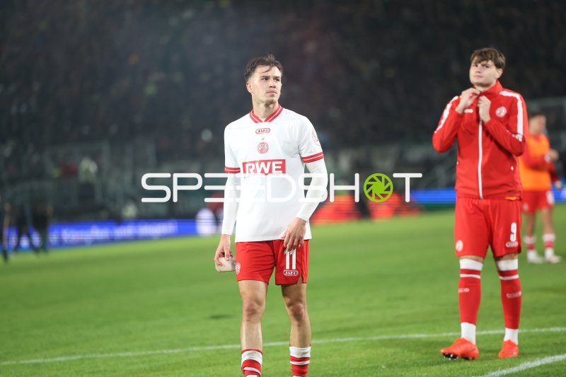 Noah Pesch (#11; Rot-Weiss Essen) und Jaka Cuber Potocnik im Preußen-Stadion