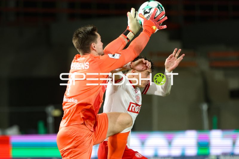Torwart Johannes Schenk (#1; Preußen Münster) pariert gegen Rot-Weiss Essen