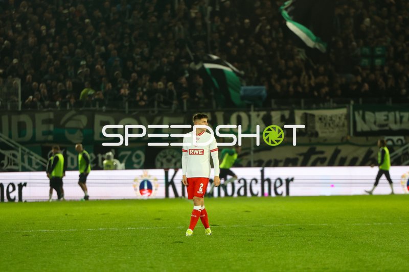 Michael Kostka (#2; Rot-Weiss Essen) im Spielaufbau am Preußen-Stadion