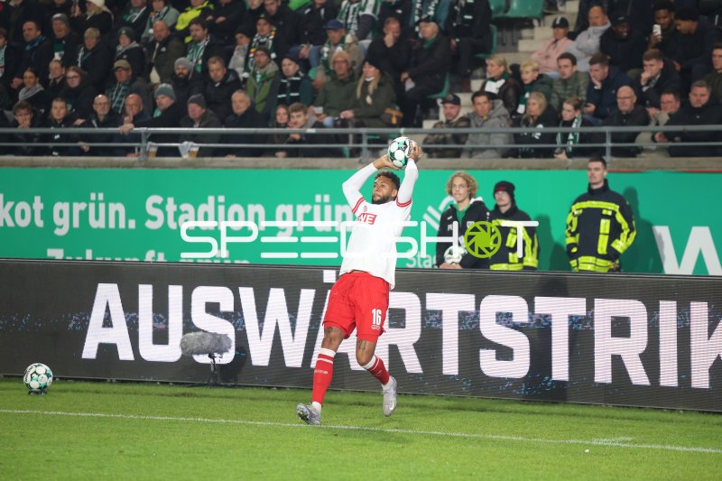 Ruben Reisig (#16; Rot-Weiss Essen) beim Einwurf im Preußen-Stadion