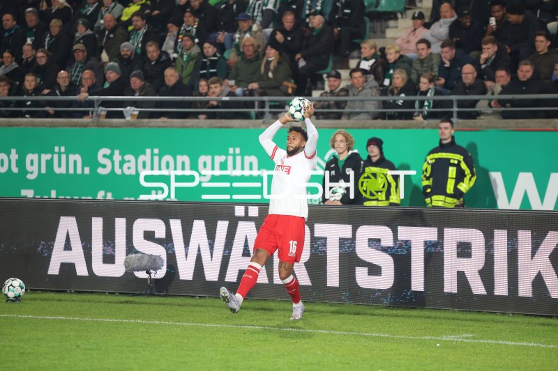 Ruben Reisig (#16; Rot-Weiss Essen) beim Einwurf im Preußen-Stadion