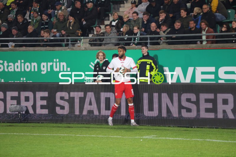 Ruben Reisig (#16; Rot-Weiss Essen) mit Ball an der Seitenlinie