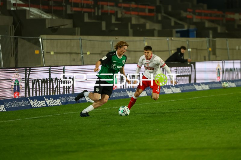 Michael Kostka (#2; Rot-Weiss Essen) im Zweikampf gegen Preußen Münster