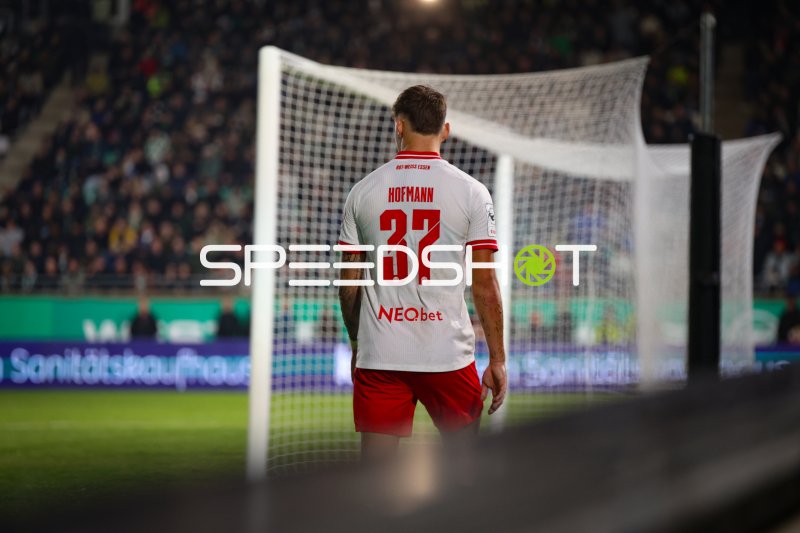 Jannik Hofmann (#37; Rot-Weiss Essen) vor dem Tor im Preußen-Stadion