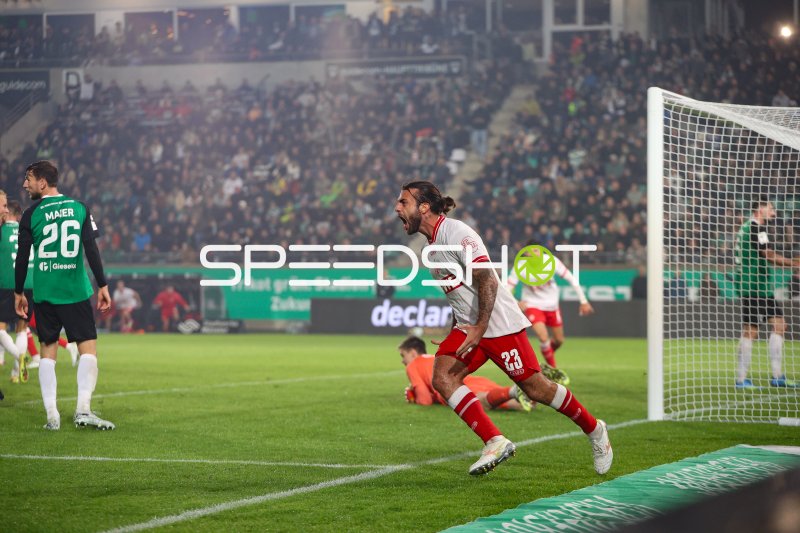 Rot-Weiss Essen Spieler (#23) jubelt nach Tor im Preußen-Stadion