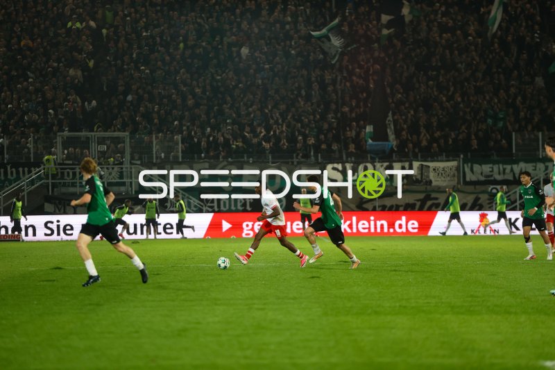 Rot-Weiss Essen Spieler im Dribbling gegen Preußen Münster