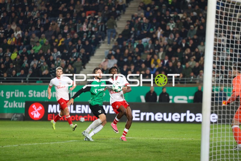 Marek Janssen (#20; Rot-Weiss Essen) im Zweikampf gegen Preußen Münster