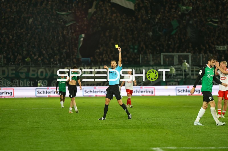 Schiedsrichter zeigt Gelbe Karte im Preußen-Stadion Münster