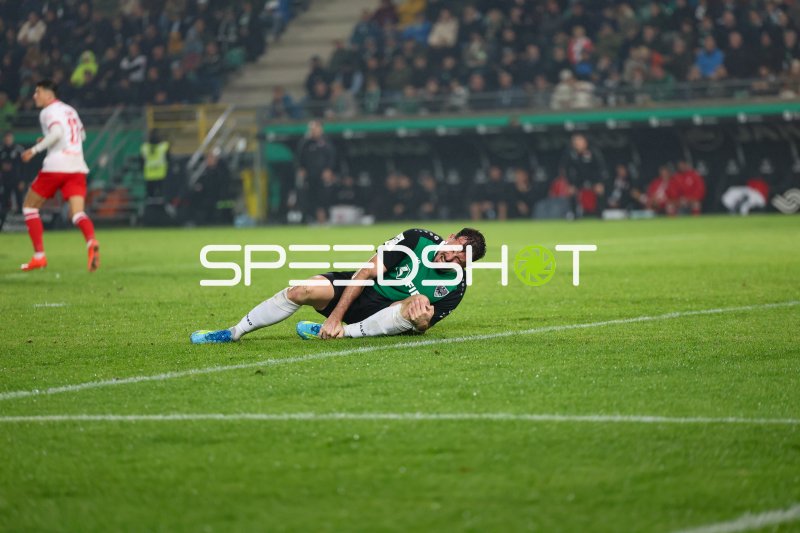 Shin Yamada (#9; Preußen Münster) rutscht über den Rasen