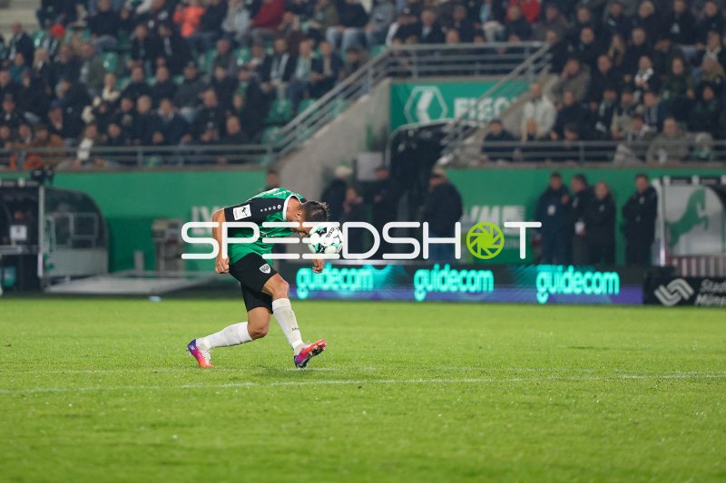 Preußen-Spieler im Kopfballspiel am Preußen-Stadion Münster