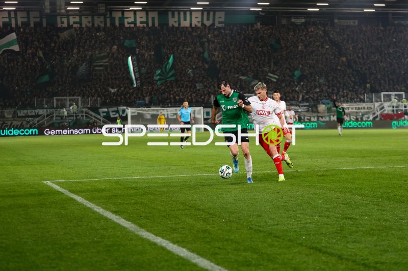 Marek Janssen (#20; Rot-Weiss Essen) dribbelt gegen Preußen Münster