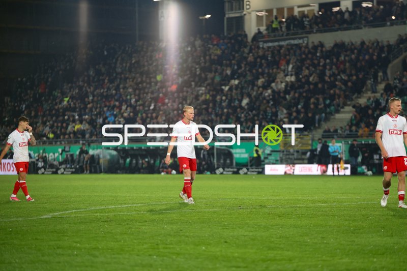 Ben Hüning (#15; Rot-Weiss Essen) im Spielaufbau im Preußen-Stadion