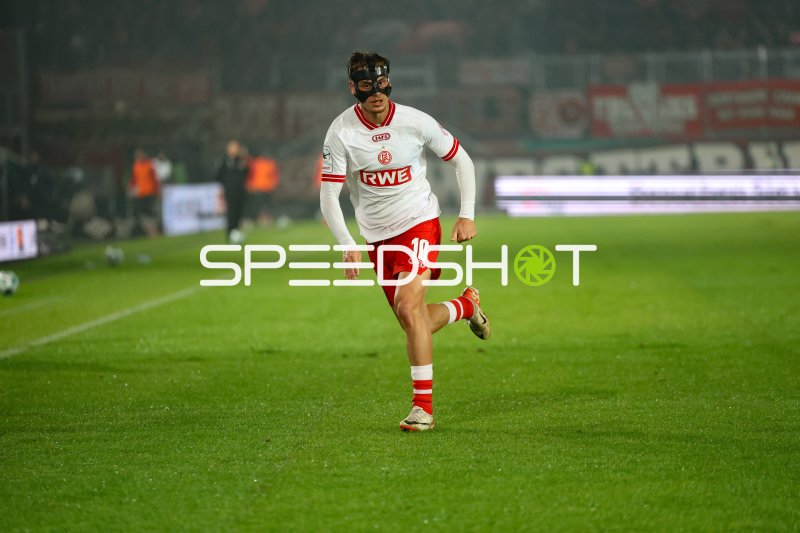 Marvin Obuz (#10; Rot-Weiss Essen) im Laufspiel