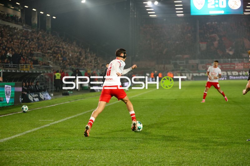 Spieler von Rot-Weiß Essen (#20) im Ballkontakt am Preußen-Stadion