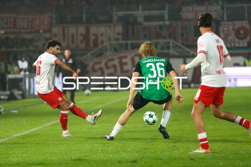 Ekin Çelebi (#26; Rot-Weiss Essen) im Zweikampf gegen Varelmann