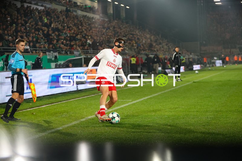 Rot-Weiss Essen Spieler im Ballkontakt am Preußen-Stadion Münster