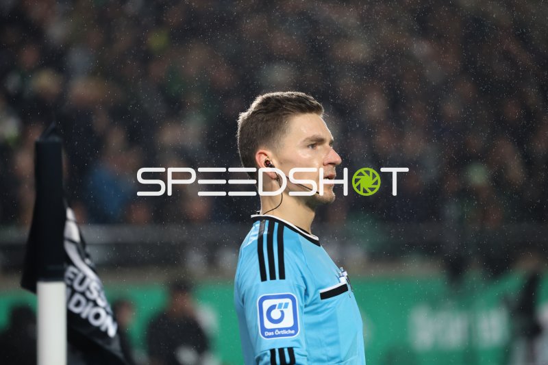 Schiedsrichter mit Headset im Preußen-Stadion Münster