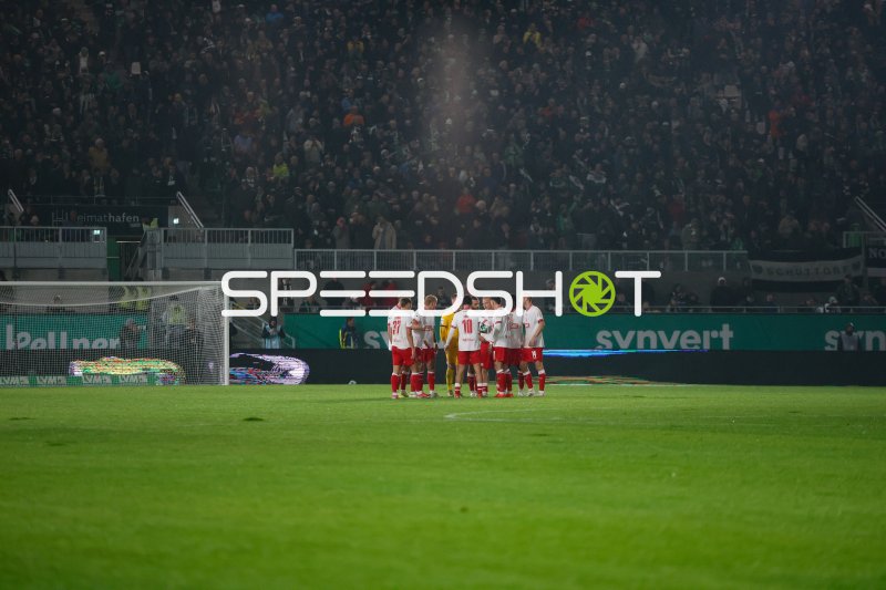 Rot-Weiss Essen im Mannschaftskreis beim Preußen-Stadion Münster