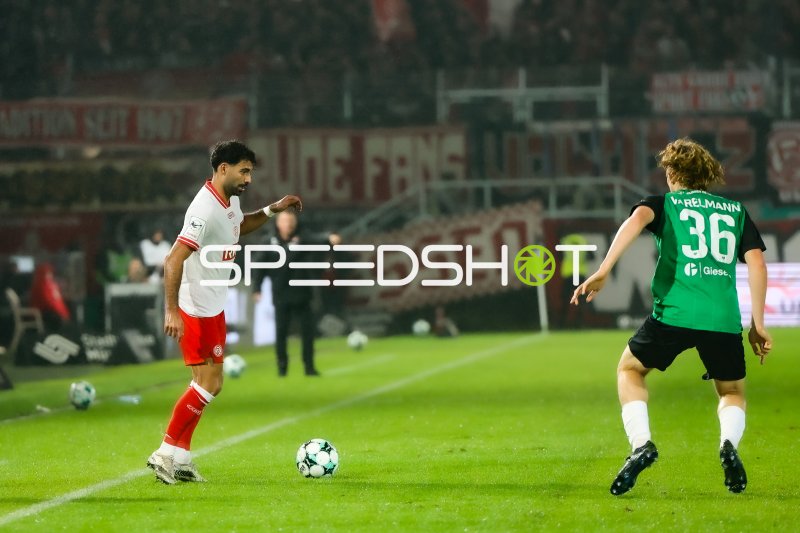 Ekin Çelebi (#26; Rot-Weiss Essen) im Zweikampf gegen Preußen Münster