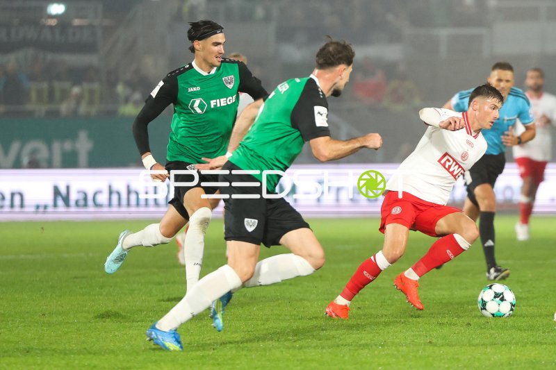 Semir Telalović (#17; Rot-Weiss Essen) im Zweikampf gegen Rot-Weiss Essen